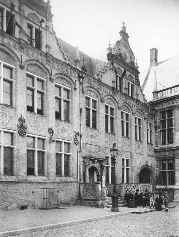 Stadhuis, voormalige conciërgerie van het Landhuis