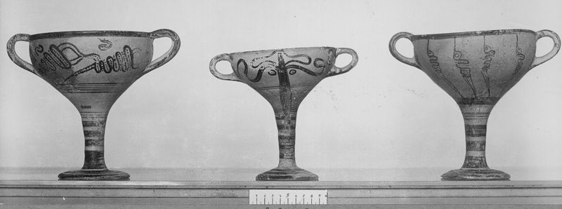 Kylix décorée de poulpes stylisées et symétriques