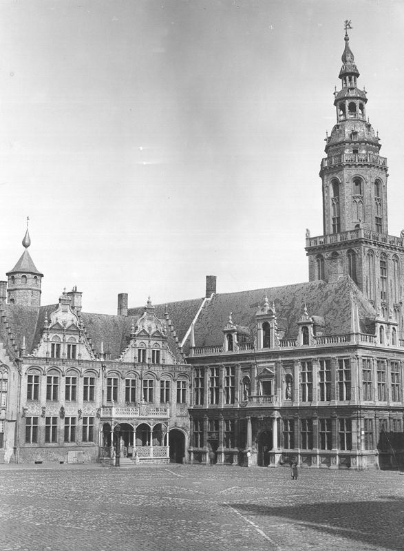 Stadhuis, voormalige conciërgerie van het Landhuis