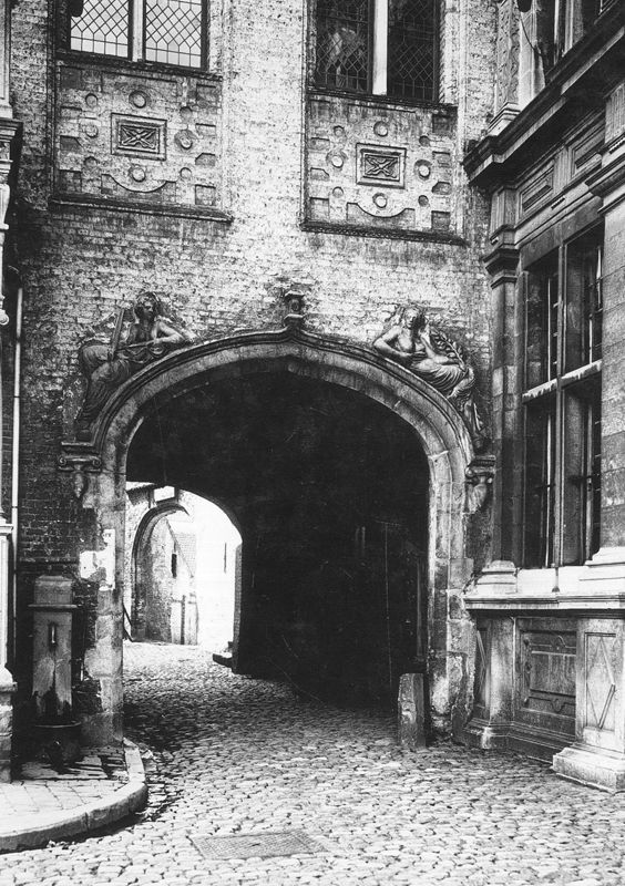Stadhuis, voormalige conciërgerie van het Landhuis