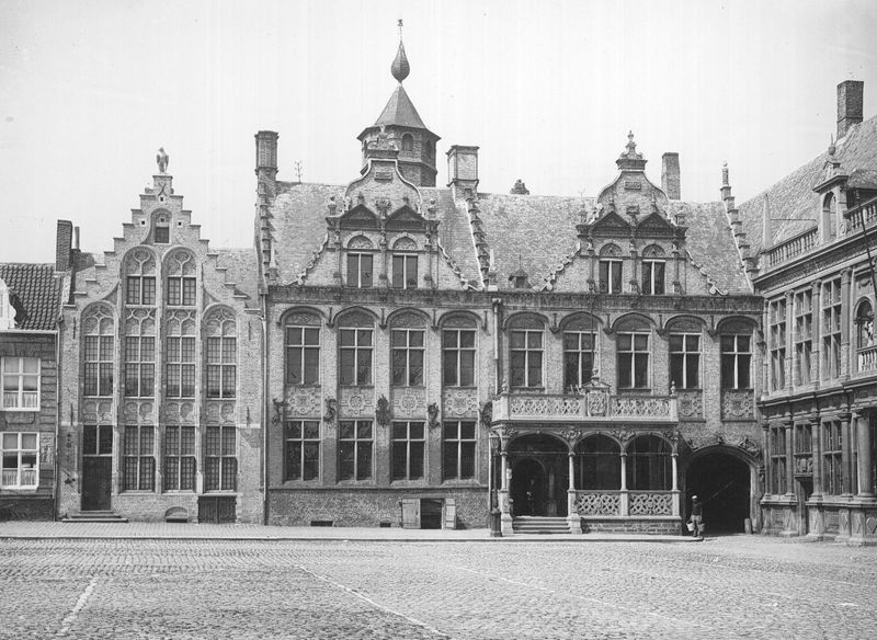 Stadhuis, voormalige conciërgerie van het Landhuis