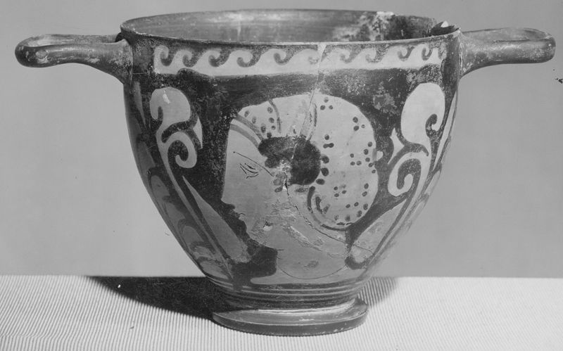 Roodfigurige skyphos met vrouwenkop