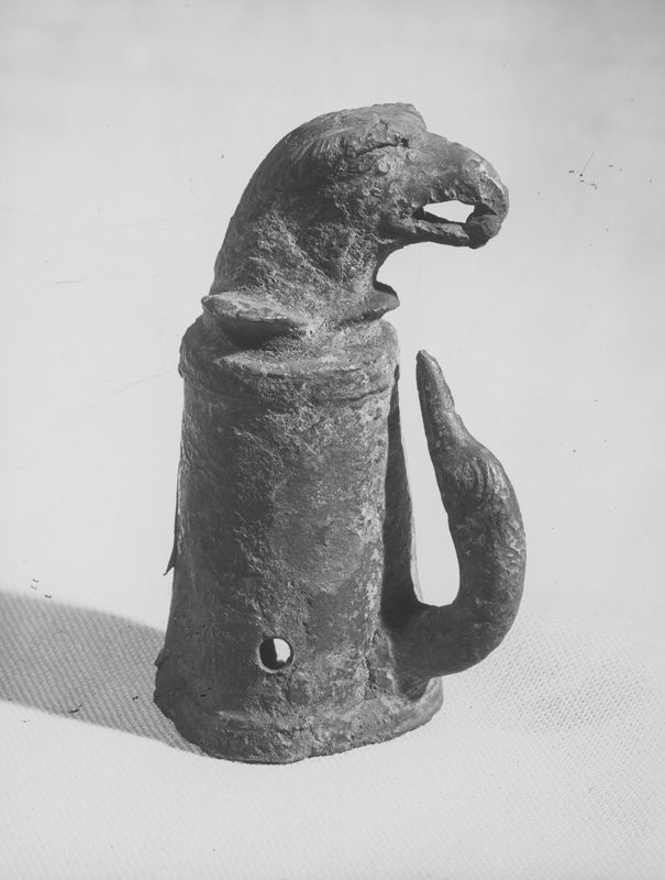 Wagenelement bekroond met arendkop