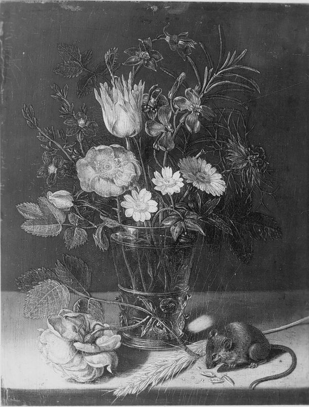 Bloemen in een vaasje met knabbelend muis