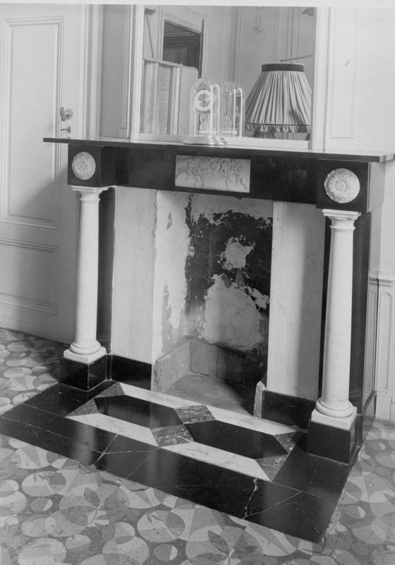 cheminée[élément d'architecture] / Maison, Place des Carmes, 10