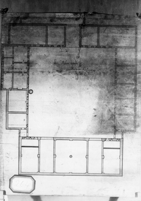 Plan d'un bâtiment à 4 ailes