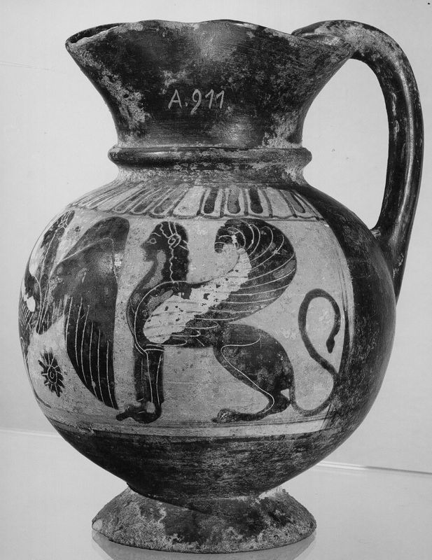 Oenochoé à figures noires : Sirène entre deux sphinx