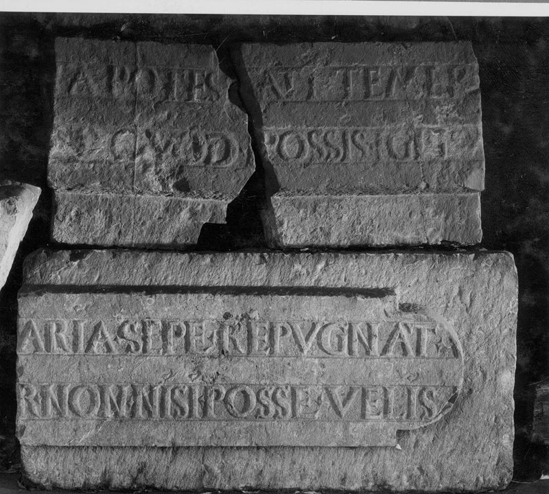plaque à inscription / Musée Curtius
