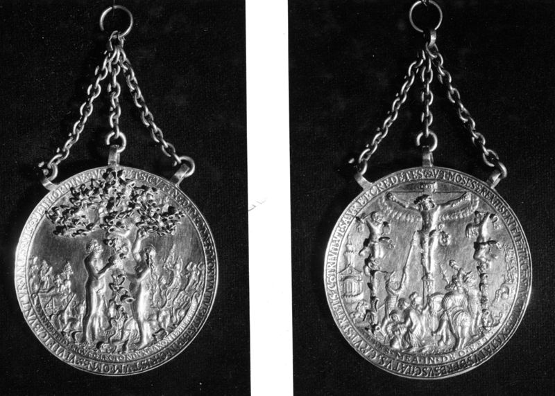 Ronde dubbelzijdig plakette : Kalvarie en  Zondeval