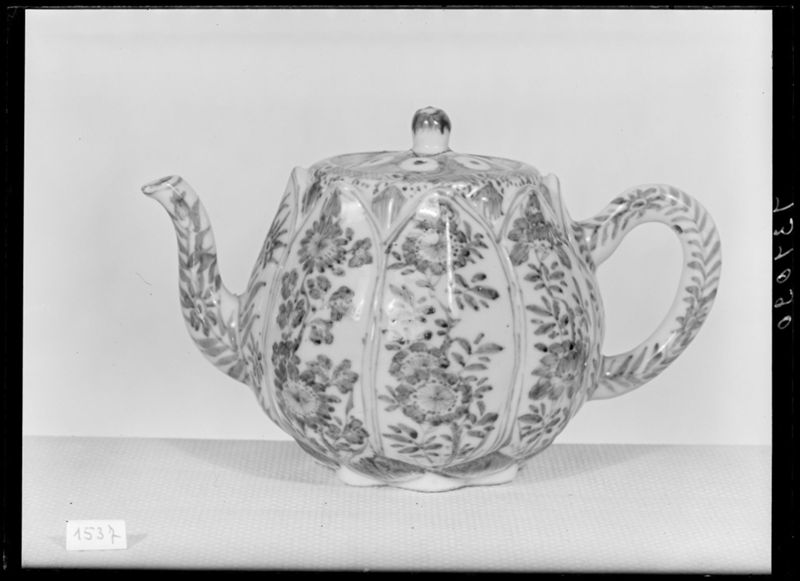 Theepot in de vorm van een lotusbloem