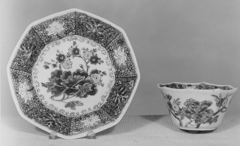 Tas en octagonale ondertas versierd met bloemen