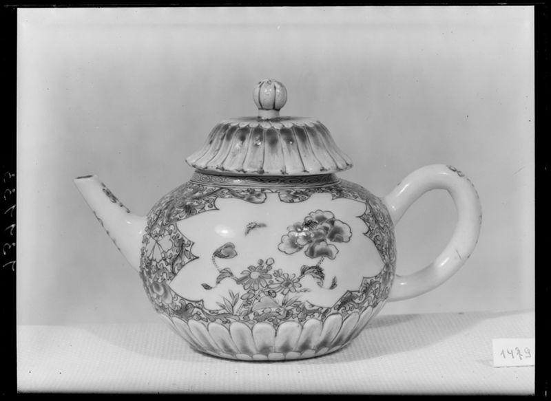Theepot met deksel in vorm van lotusbloem