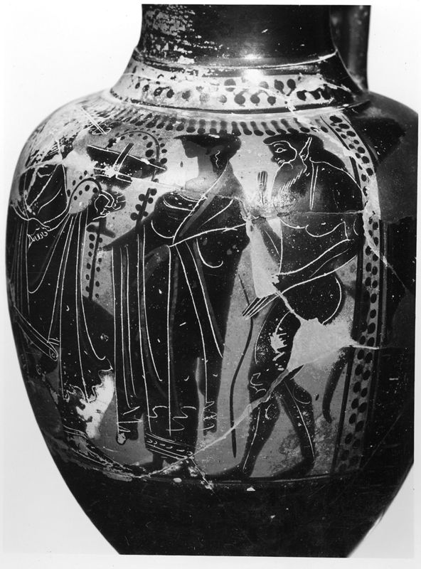 Oenochoé trilobée à figures noires : Dionysos entouré de satyre et de ménades