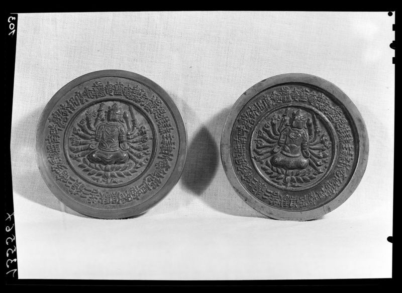 Deux disques avec effigies de divinités