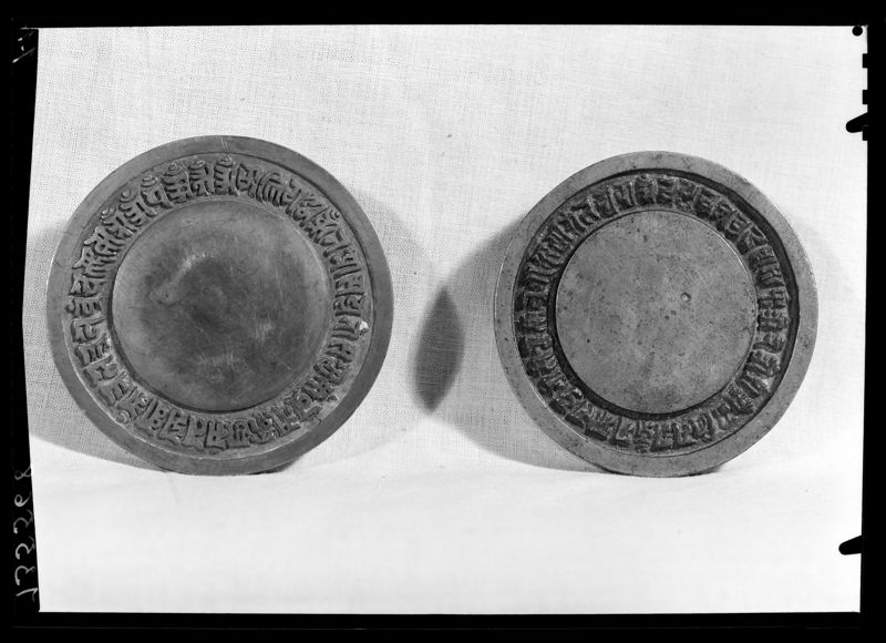 Deux disques avec effigies de divinités