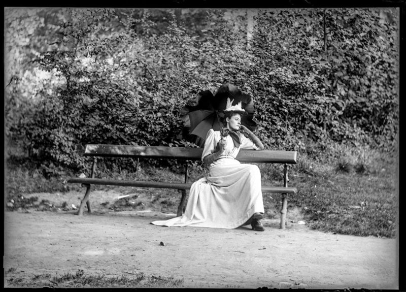 Marie Dastot, épouse t'Serstevens, assise sur un banc au bois de la Cambre