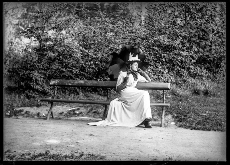 Marie Dastot, épouse t'Serstevens, assise sur un banc au bois de la Cambre