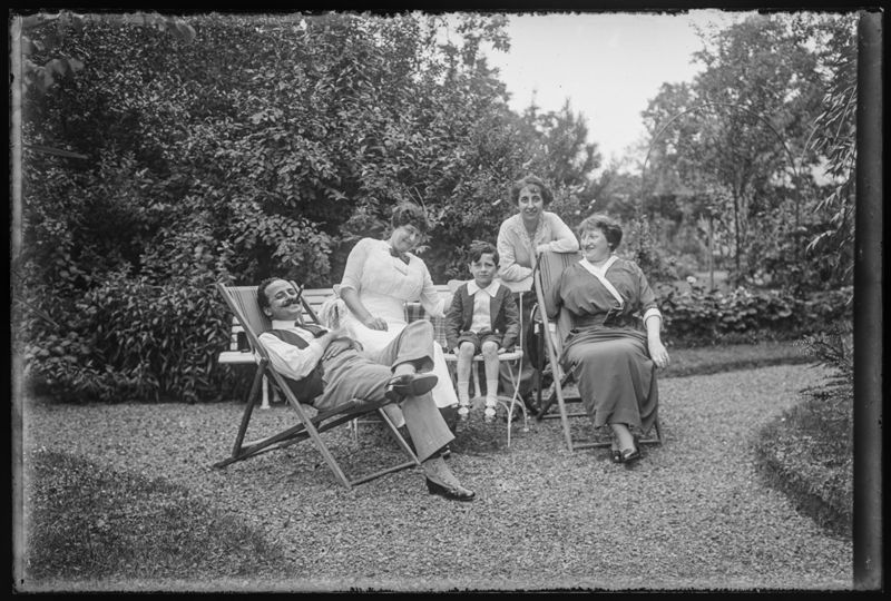 Groepsportret met Marie Dastot in de tuin van de fotograaf Emile Henri t'Serstevens