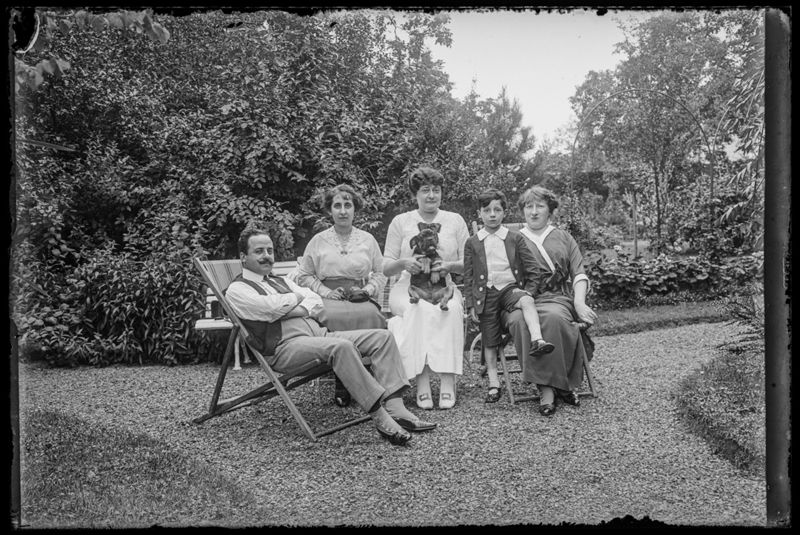 Groepsportret met Marie Dastot in de tuin van de fotograaf Emile Henri t'Serstevens