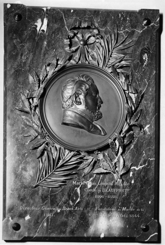 Plaque dédiée au comte de Beauffort, Marie-Louis Léopold, directeur général des Beaux-Arts et fondateur du Musée de la Porte de Hal