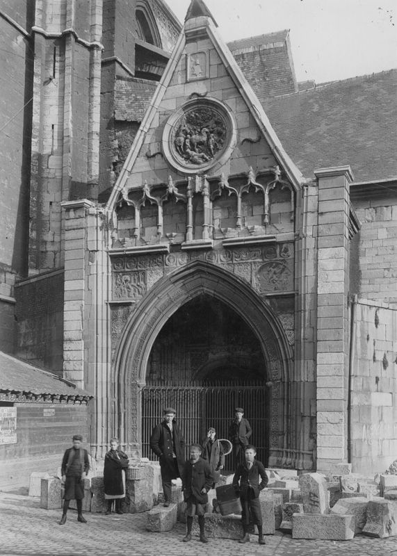 portail d'église / Cathédrale Saint-Paul