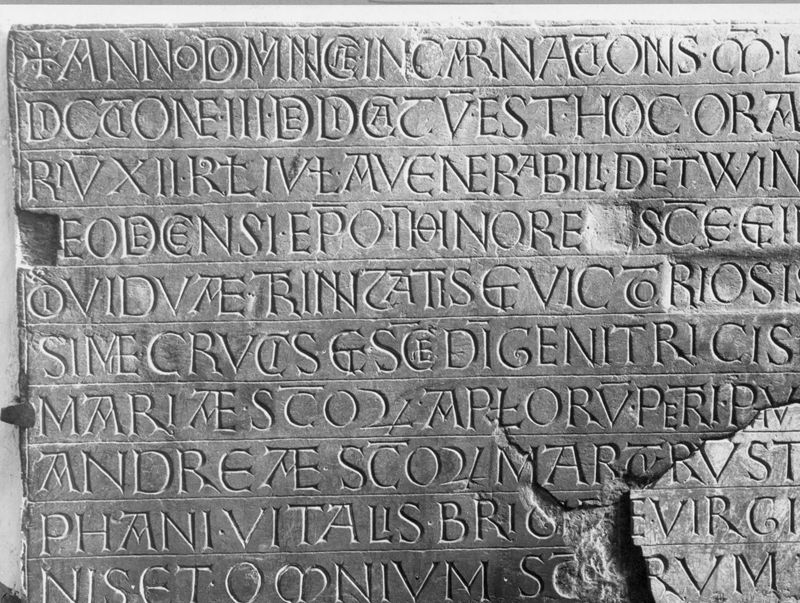 Pierre dédicatoire de la consécration le l'église le 20 juin 1050 par l'évêque de Liège Théoduin