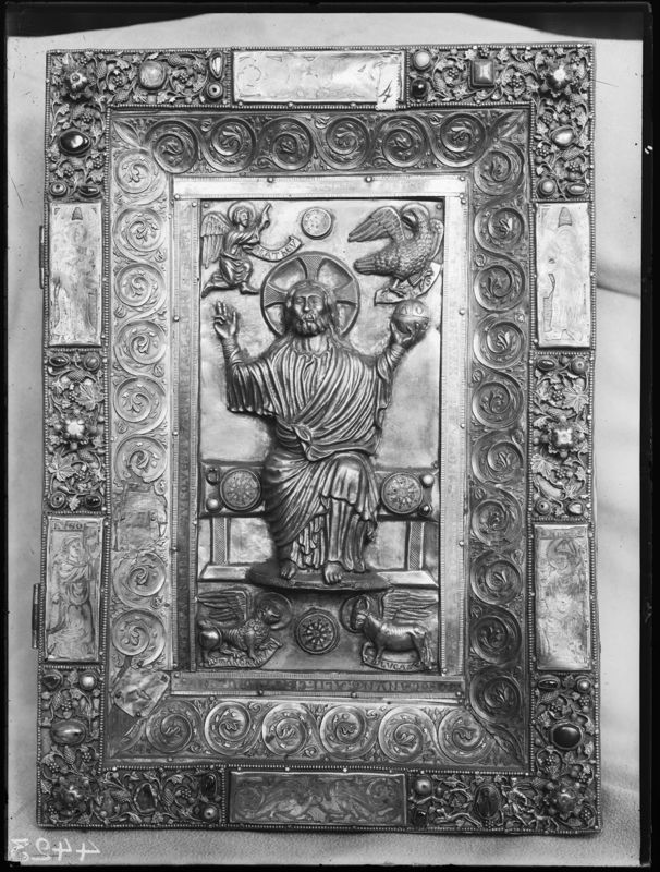 Deux plats de l'évangéliaire d'Oignies : Calvaire et Christ en majesté