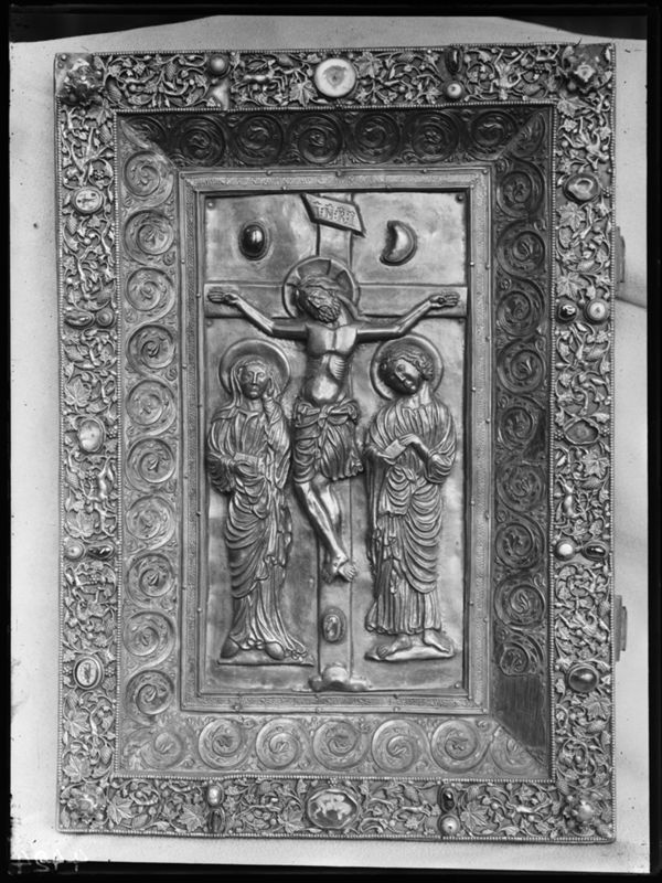 Deux plats de l'évangéliaire d'Oignies : Calvaire et Christ en majesté