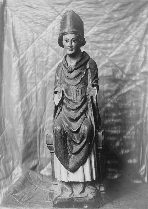 Saint évêque assis
