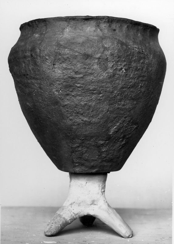 trépied[socle] / Musées Royaux d'Art et d'Histoire