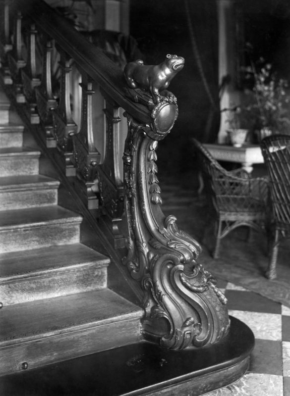 départ d'escalier / Château[ancienne abbaye des Prémontrés]