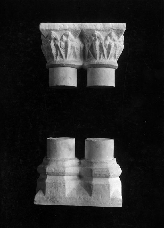 Deux chapiteaux géminés de colonettes