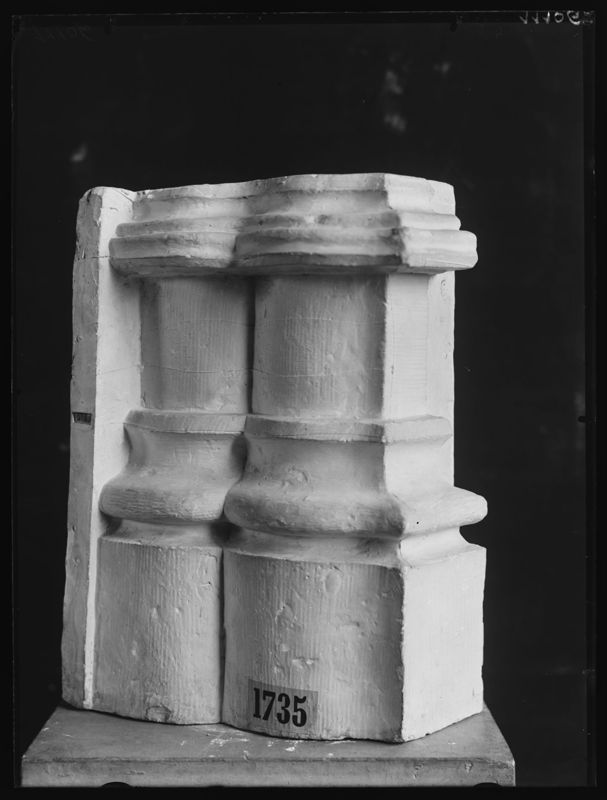 Base de colonnettes de l'hôtel de ville d'Ypres