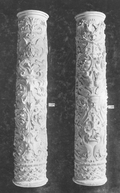Colonne avec feuillage