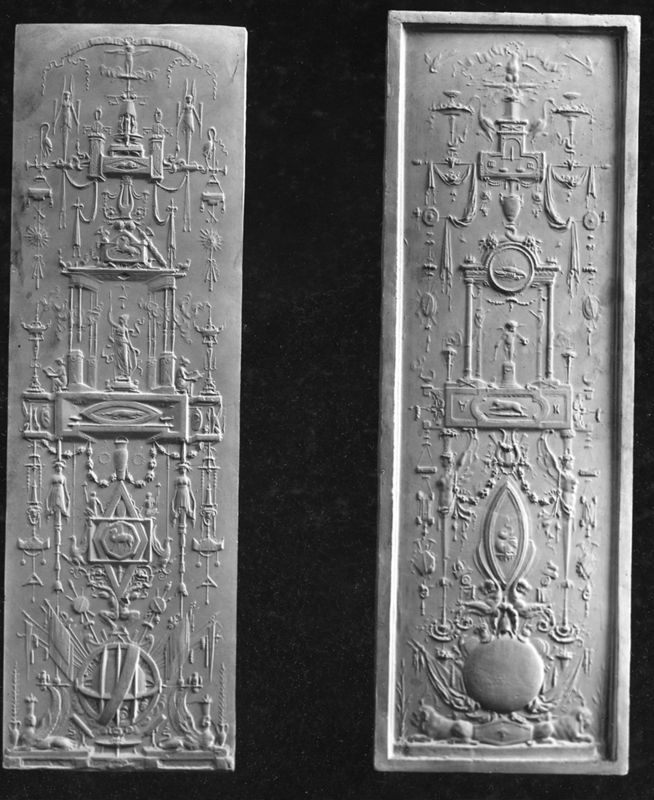 Panneau sculpté avec motifs antiquisants