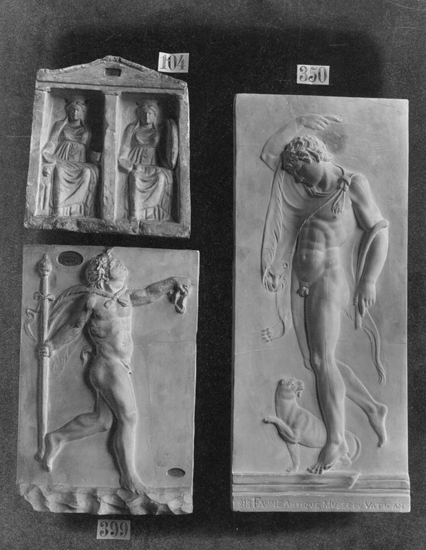 Stèle votive en forme de naos à deux baies avec deux personnages assis, ex-voto à Cybèle provenant des Propylées à Athènes