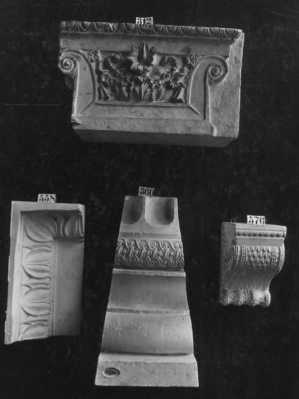 Angle d'un caisson antique