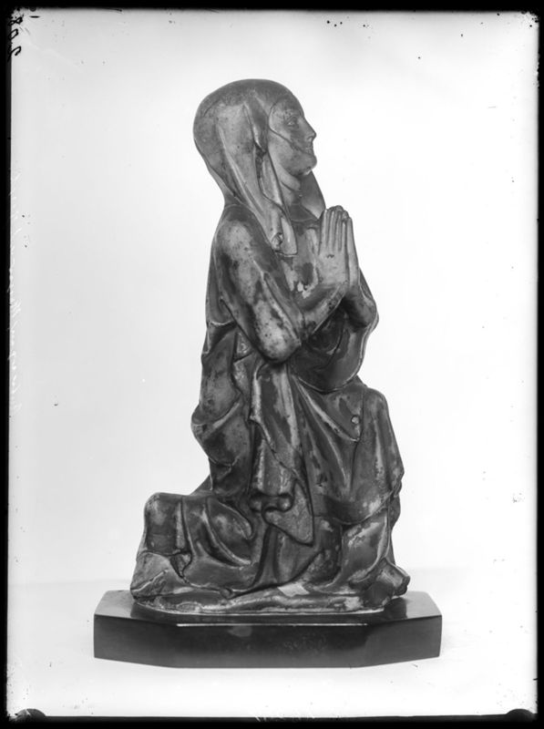 Vrouw in geknielde bidhouding