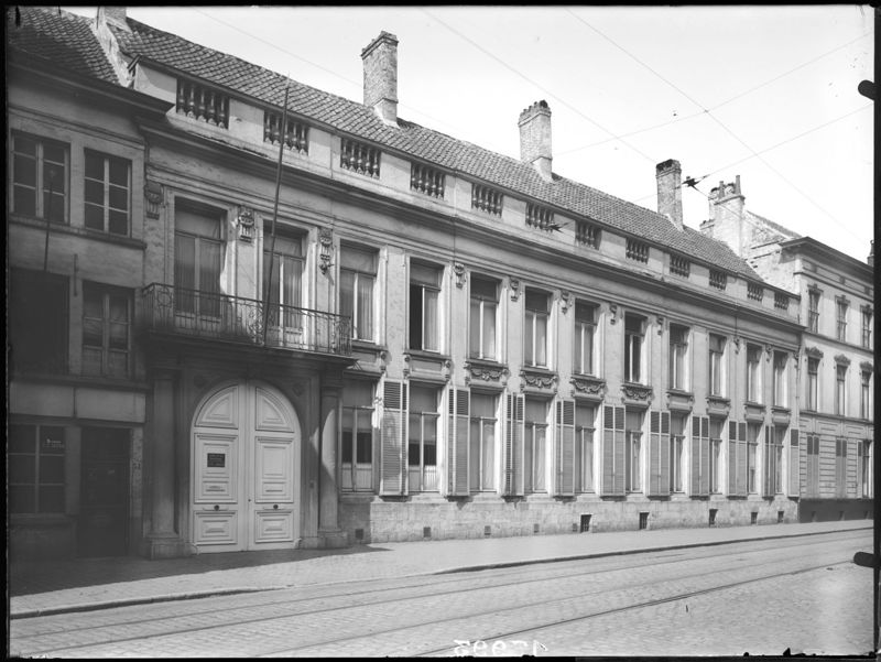 voorm. "Hotel de Lovendegem", "Hotel de Breyne en thans "Huis van den Arbeid"