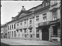 B017996