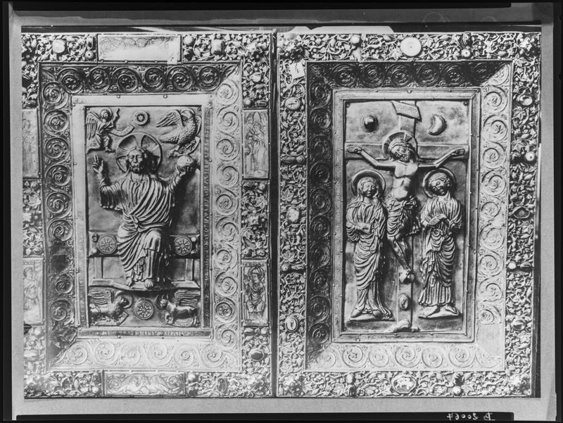 Deux plats de l'évangéliaire d'Oignies : Calvaire et Christ en majesté