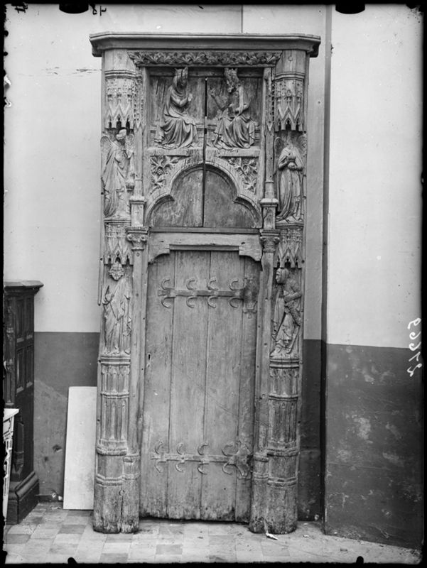 Porte représentant le couronnement de la Vierge