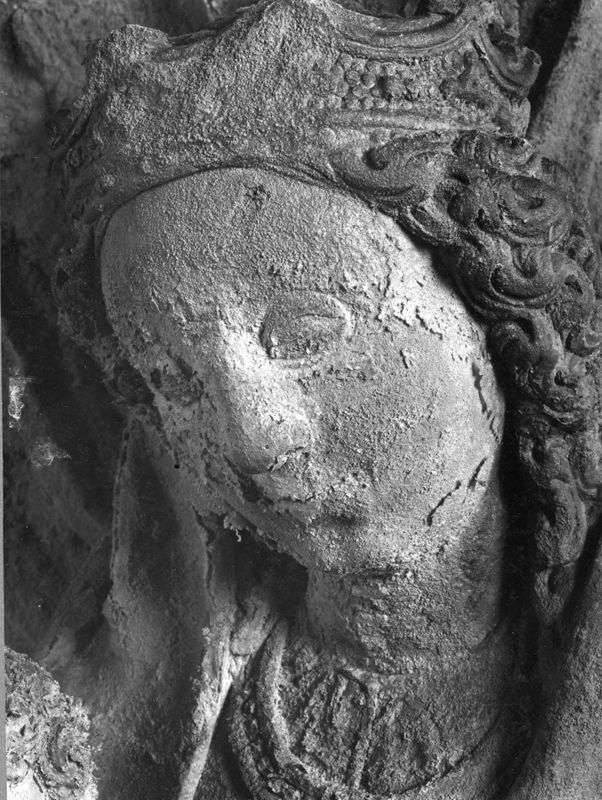 Dalle rectangulaire en haut-relief: Vierge à l'Enfant entourée de rayons.