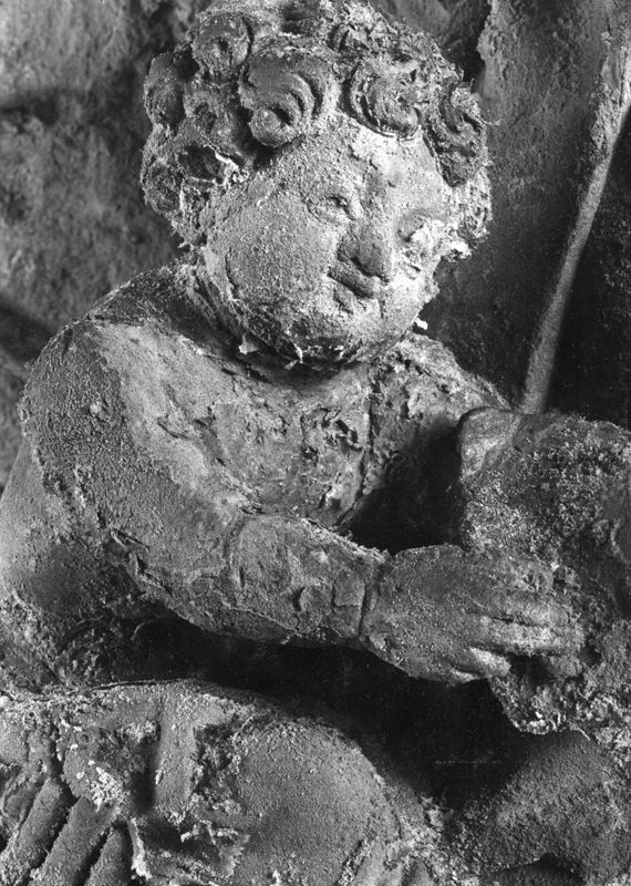 Dalle rectangulaire en haut-relief: Vierge à l'Enfant entourée de rayons.