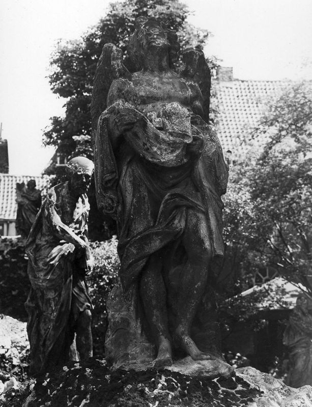 Engel met kleed en dobbelstenen