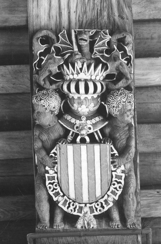 met wapenschild van Karel V en Habsburgers