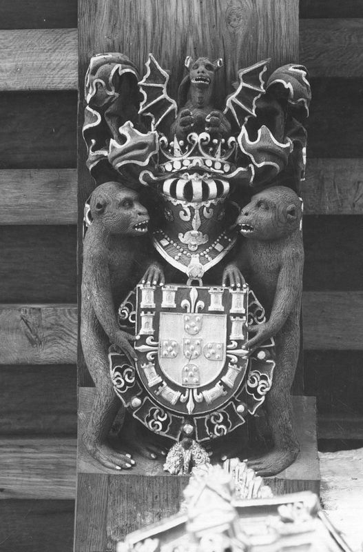 met wapenschild van Karel V en Habsburgers