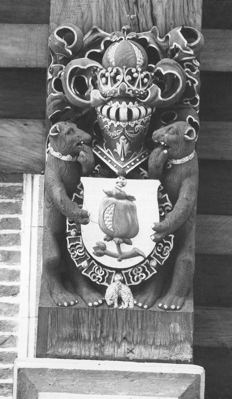 met wapenschild van Karel V en Habsburgers