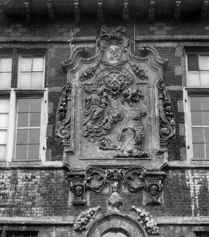 porte dans un mur extérieur / Abdij van Maagdendale