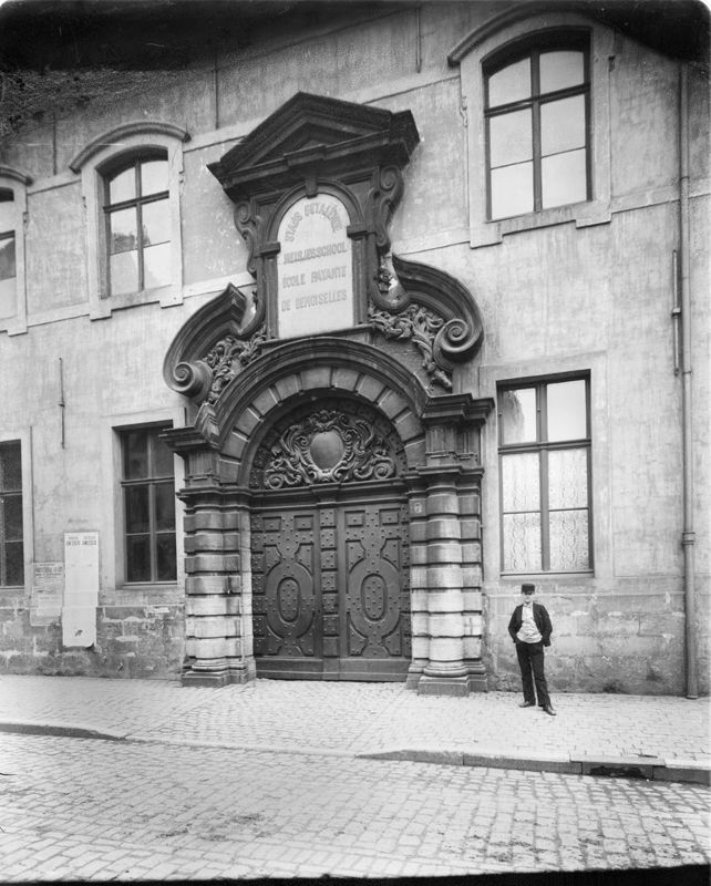 porte dans un mur extérieur / Stedelijke Emile Braunschool